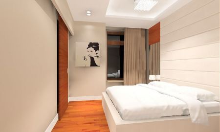 Dekoracyjne łóżko w sypialni.