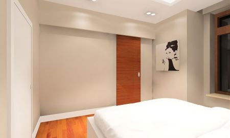 Sypialnia z małą garderobą.