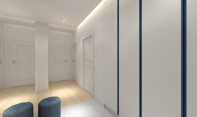 Hol z dużym lustrem, szarymi płytkami na podłodze i dębową posadzką. Duże białe szafy z niebieskimi wstawkami.